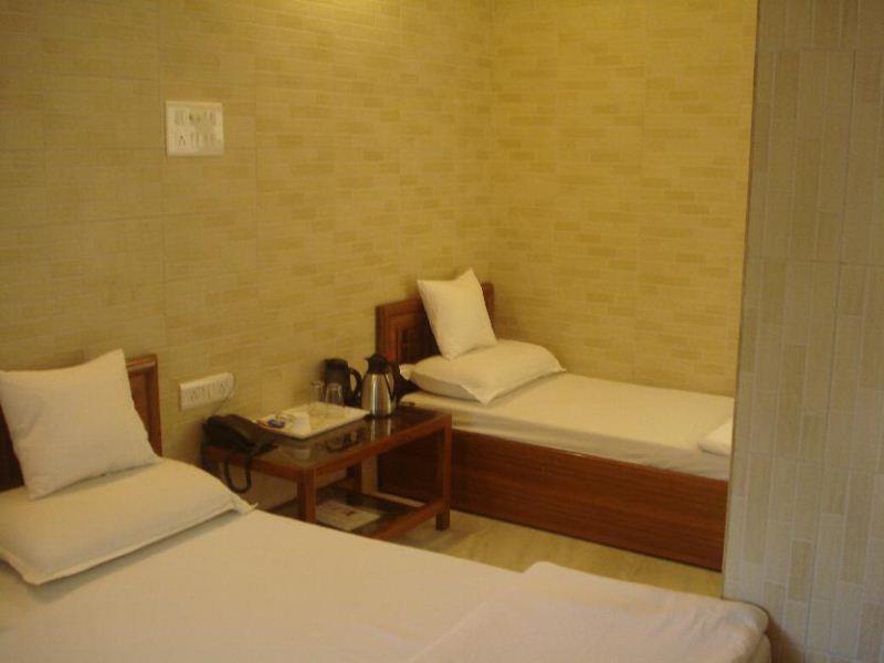 Treebo Trip Ganpati Hotel Бопал Екстериор снимка